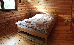 Zdjęcie podwójnego łóżka w domku wypoczynkowego